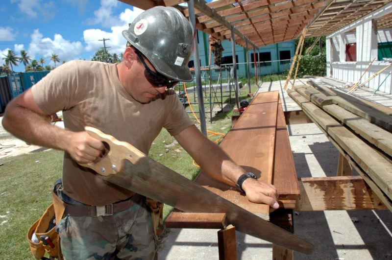 charpentier-PONTEVES-min_worker_construction_building_carpenter_male_job_build_helmet-893290